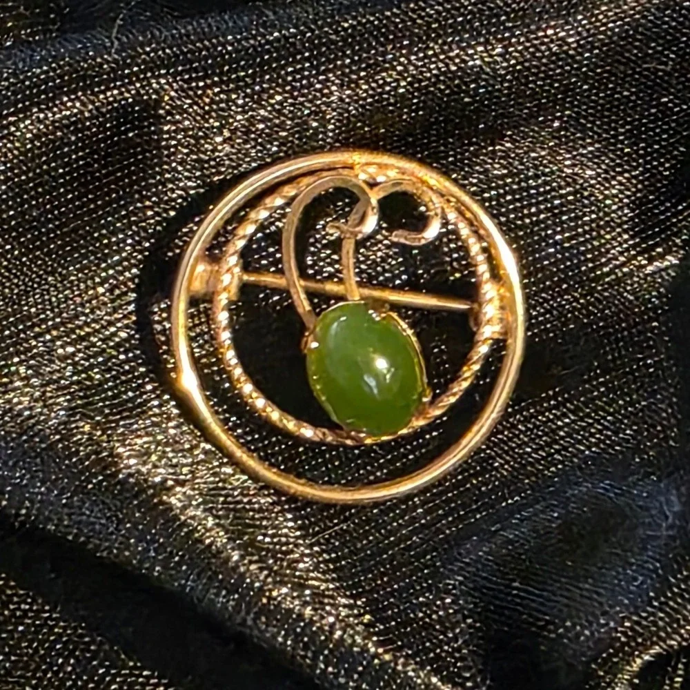 Vintage Gold‎ Tone Green Jade Wreath Brooch Scroll Circle Pin 0.75